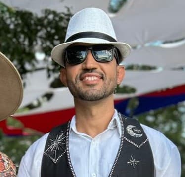 Thiago, vocalista e zabumbeiro da Banda Canastrapé.